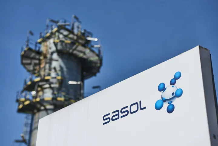 Sasol Slumps as It Flags Profit Hit From S. Africa Snarl-Ups