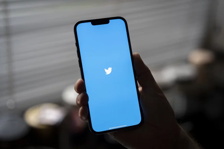 Twitter changed DM settings so users who don't pay for Twitter Blue can't message you