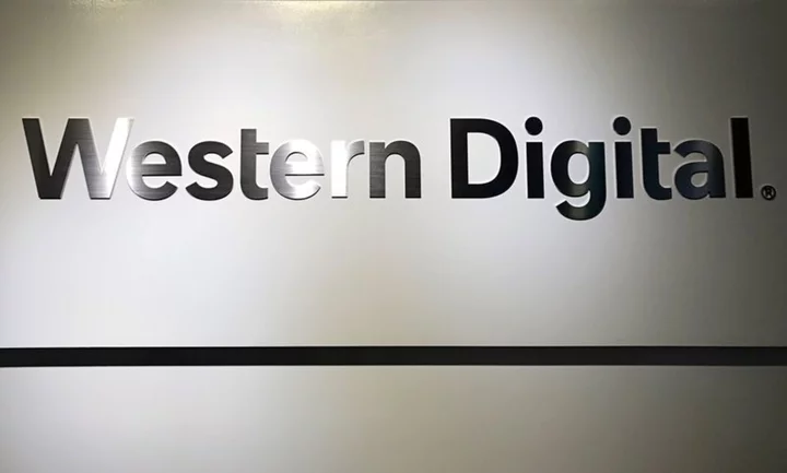 Western Digital Corp sees weak fourth quarter on slower recovery for memory chips