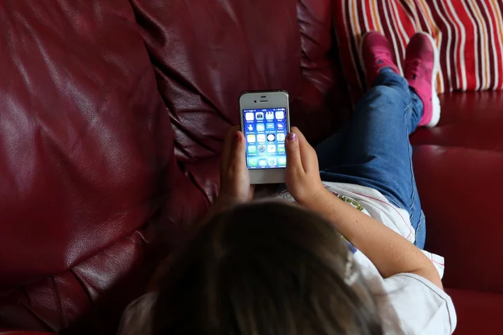 Guidance urges parents not to buy smartphones for primary school children