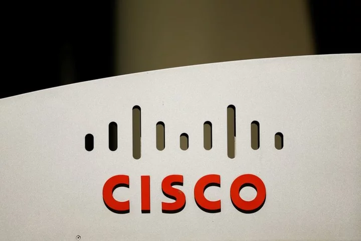 Cisco forecasts annual revenue below estimates