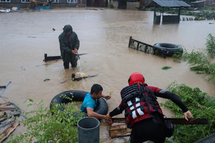 Xi Visits Flood-Hit Areas of North China as Rain Falls on South